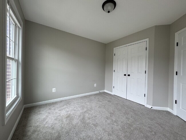 Building Photo - Your Exquisite Herndon Sanctuary Awaits