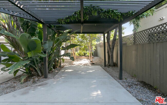 Building Photo - 508 N San Vicente Blvd