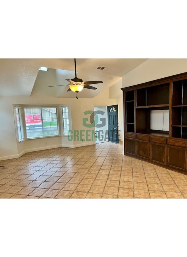 Building Photo - 3 BEDROOM 2 BATH HOME MOVE IN READY IN ESC...