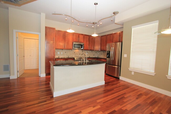 Building Photo - Gorgeous Corner Unit DTC Condo