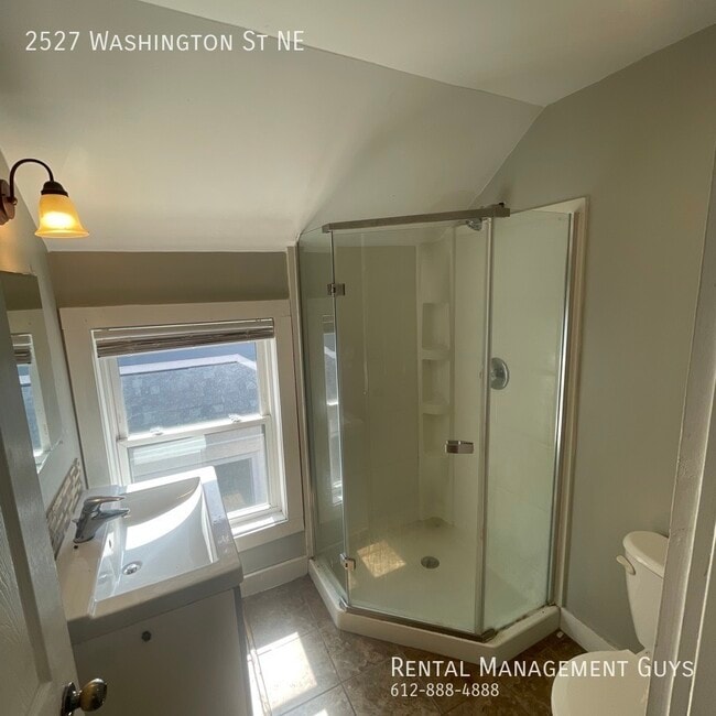 Building Photo - 4 Bedroom Home! Updated Kitchen and Office!