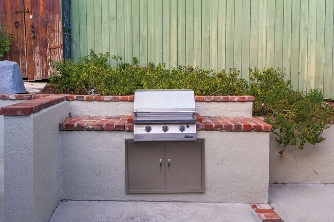 Building Photo - Beautiful Tarzana Rental!