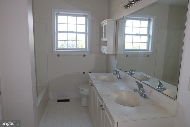 Building Photo - 1631 W Thistle Dr