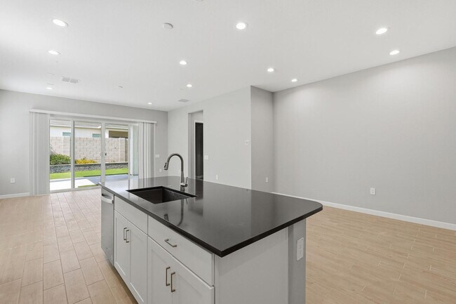 Building Photo - 5028 E Shady Glen Ave