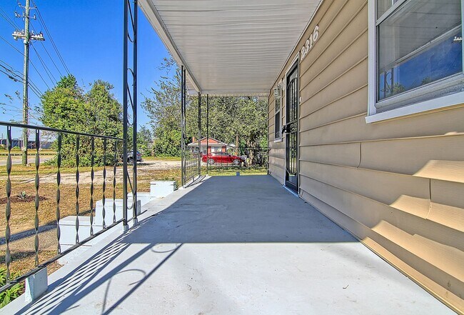 Building Photo - Modern Retreat Minutes from Downtown Charleston