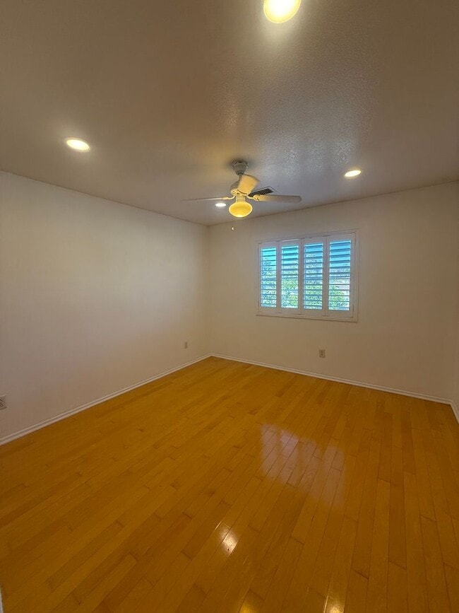 Building Photo - 3 bed, 2 1/2 bath home in East Simi Valley