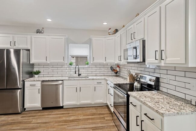 Building Photo - Beautiful renovated home!