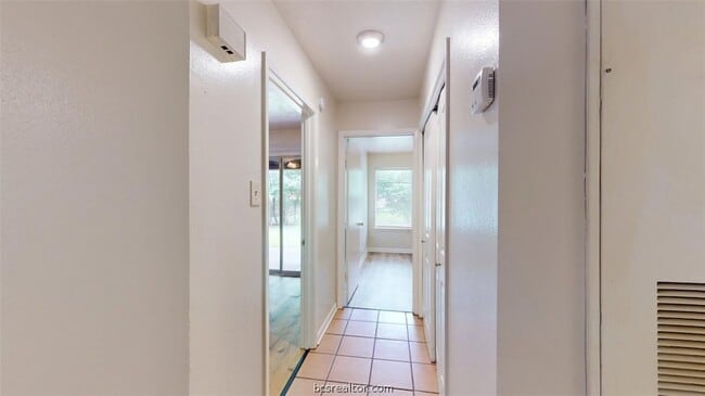 Building Photo - 922 Navarro Dr