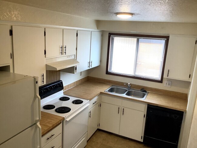 Building Photo - Townhouse Style Apartment with Private Out...