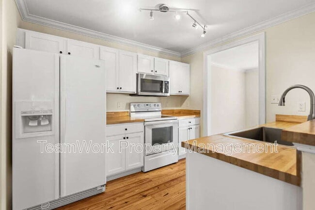 Building Photo - 1124 5th Ave