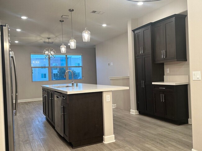 Building Photo - 1812 Mint Ter