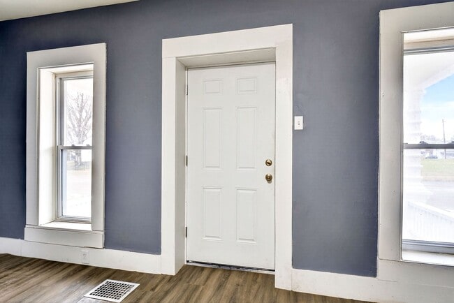 Building Photo - Newly renovated property