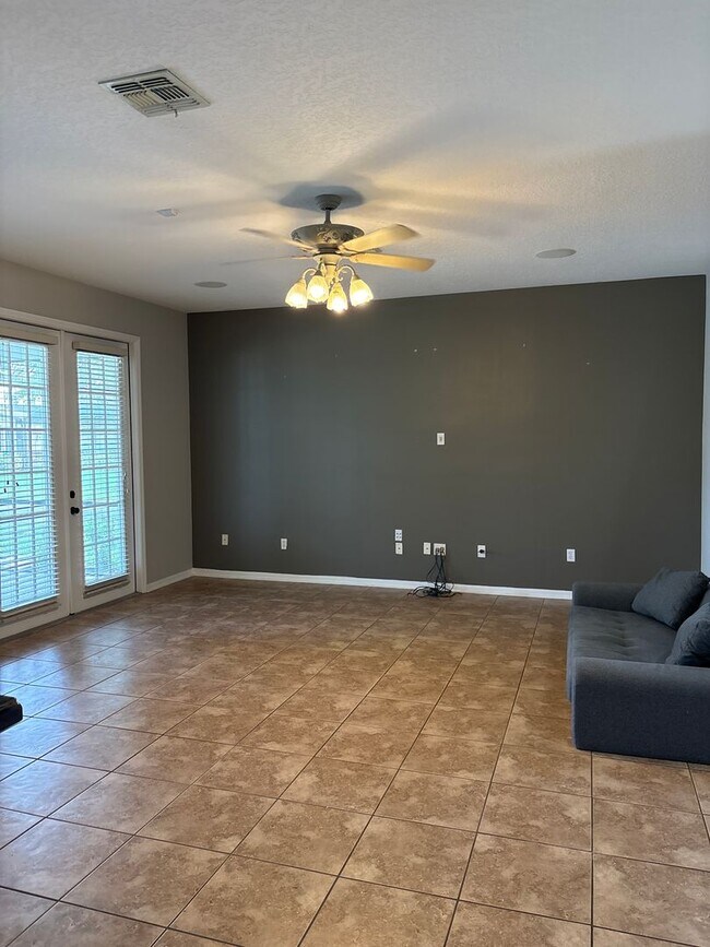 Building Photo - Stunning 6-Bedroom Pool Home in Desirable ...