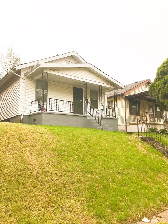 Building Photo - Beautiful 1+ bed S City Bungalow Central A/C Quiet Street