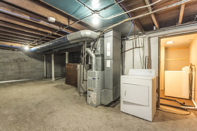 Building Photo - 2 Bedroom 2 Bathroom Home Available