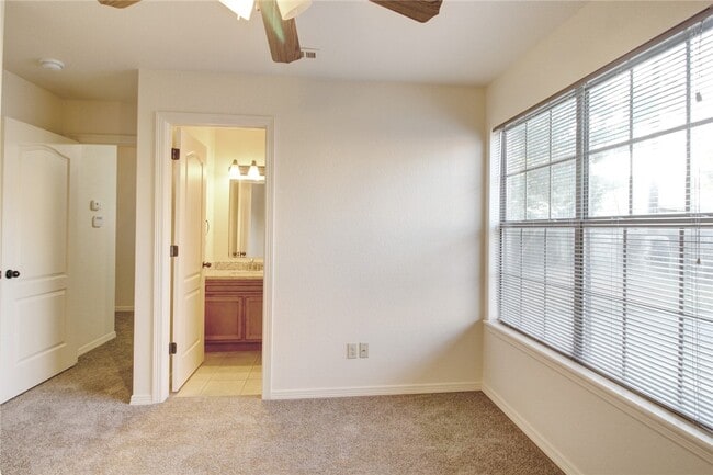 Building Photo - 1746 N Chestnut Ave