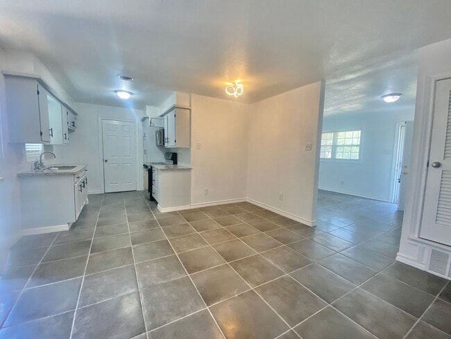 Building Photo - Newly remodeled home now available -