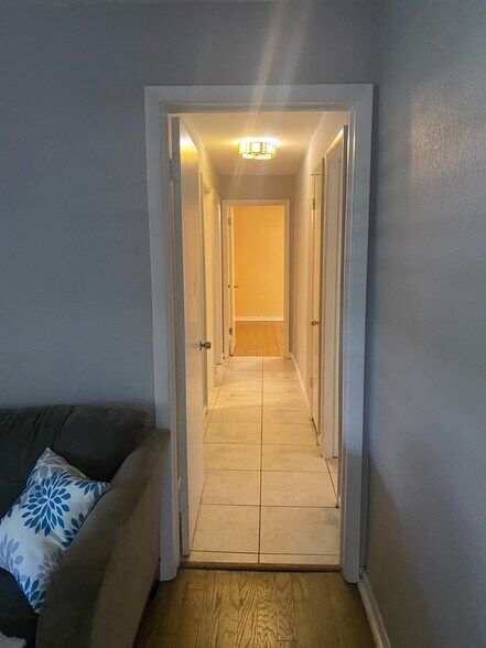 Building Photo - 4576 Wenhart Rd