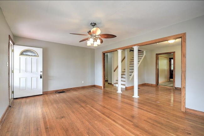 Building Photo - 401 Hillcrest Dr