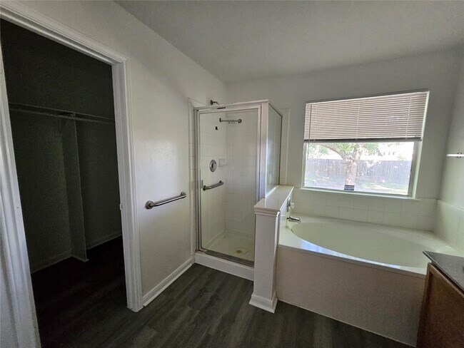 Building Photo - 202 N Pauley Dr