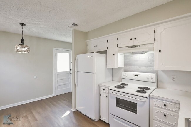 Building Photo - 3 bedroom FULL RENOVATED in 2023! ALL APPLIANCES provided!