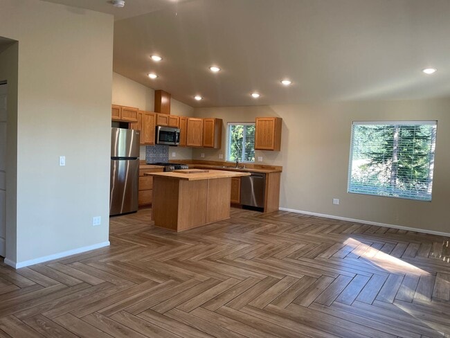 Building Photo - Newer Double Bluff Home In The Woods!