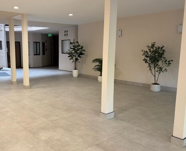 LOBBY 2 - 723 Westmount Dr