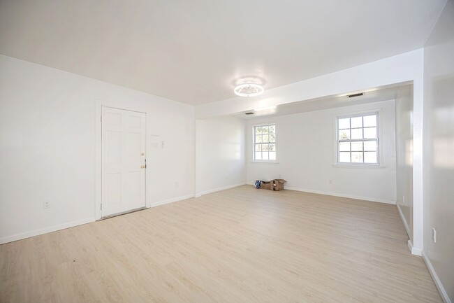 Building Photo - ADORABLE HOME FOR RENT