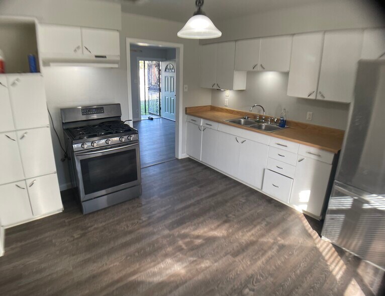 Kitchen with Gas range. - 1442 Parnell Ave