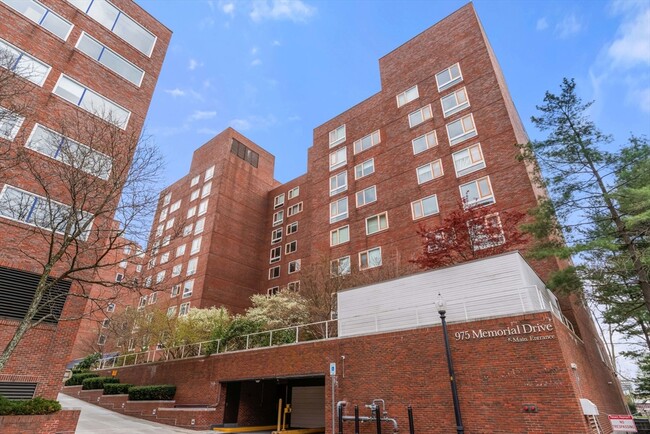 Building Photo - 975 Memorial Dr