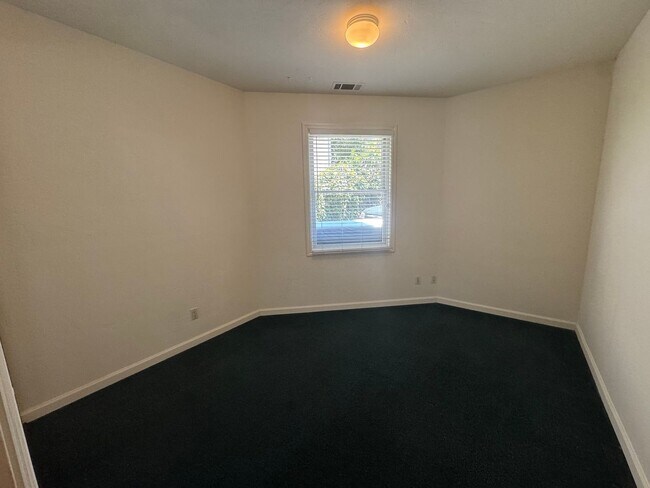 Building Photo - ***REDUCED SECURITY DEPOSIT*** Cottage style  5 bedroom apartment 3 1/2 blocks from campus