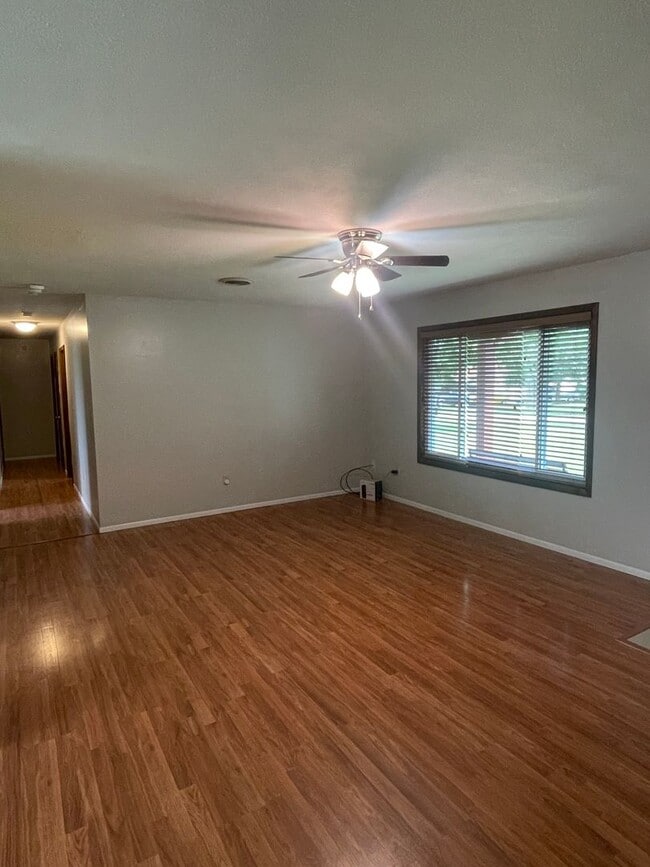 Building Photo - Available 7/25! If you are looking for a l...