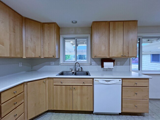Building Photo - Rental ranch rambler - 3 bed, 2.5 bath, 2 ...
