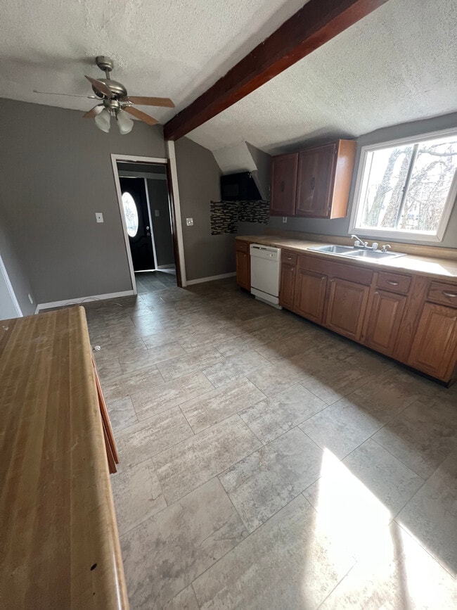 Building Photo - 1528 W 2nd St