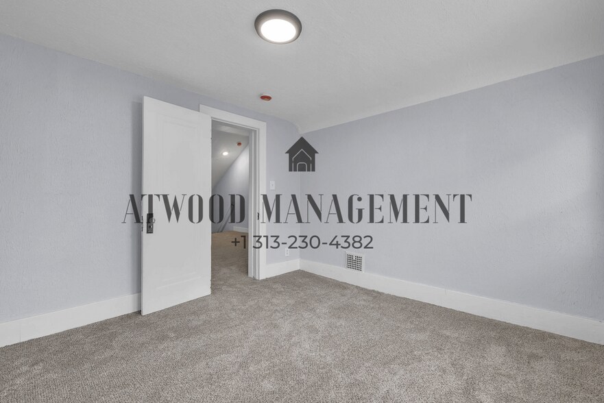 Building Photo - 8693 Woodlawn Ave