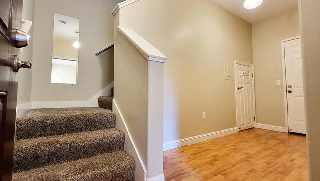 Building Photo - Beautifully Remolded Upscale 2 bed 2 bath ...
