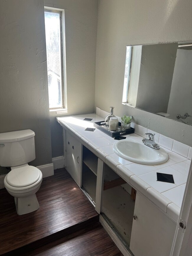 Building Photo - Charming 4 bed two story close to Plaza district!