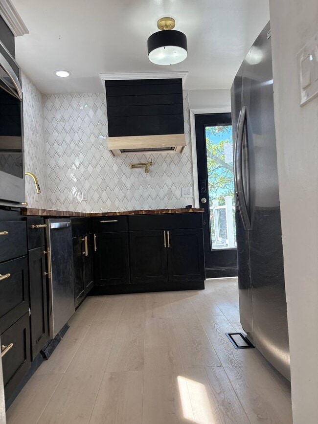 Building Photo - Jefferson 3