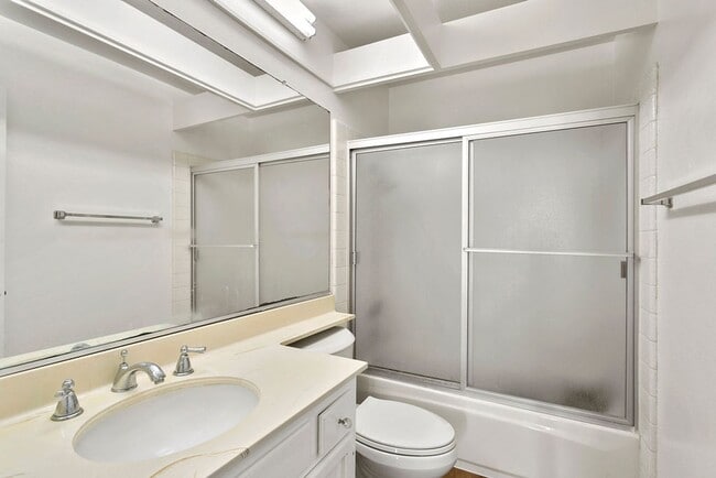Building Photo - Lantern District 3 Bedroom Home in Gated C...