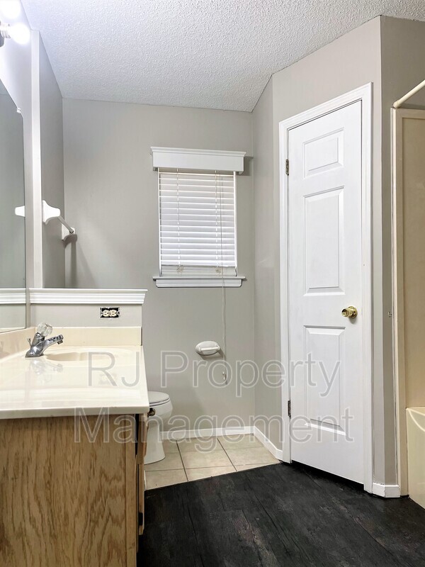Building Photo - 8226 Town N Country Dr