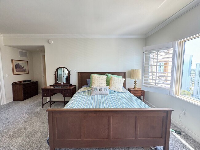 Building Photo - Seasonal/short term 3/2 renovated Ritz Carlton beauty with long water views