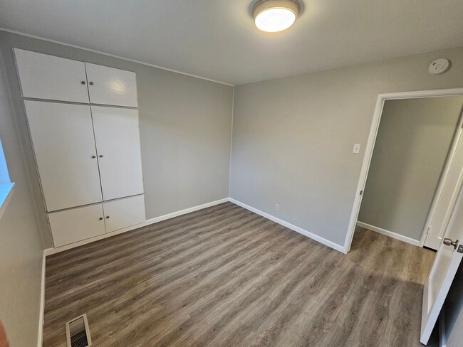 Building Photo - Freshly Updated 3 Bedroom House Looking fo...