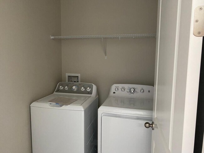 Building Photo - 308 Lake Smart Cir