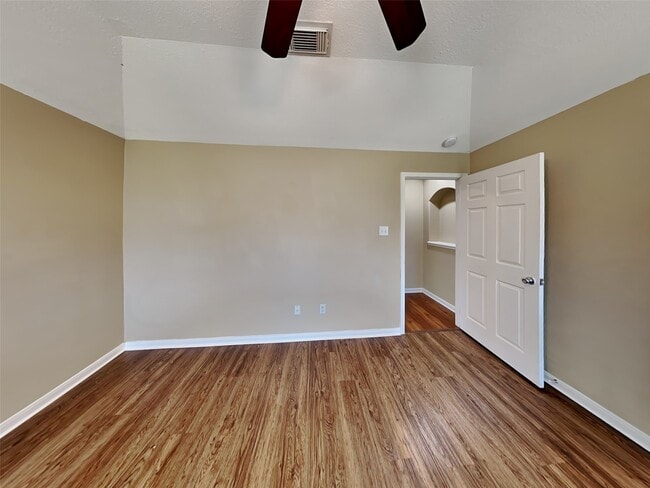 Building Photo - 3223 Stoneydale Ln