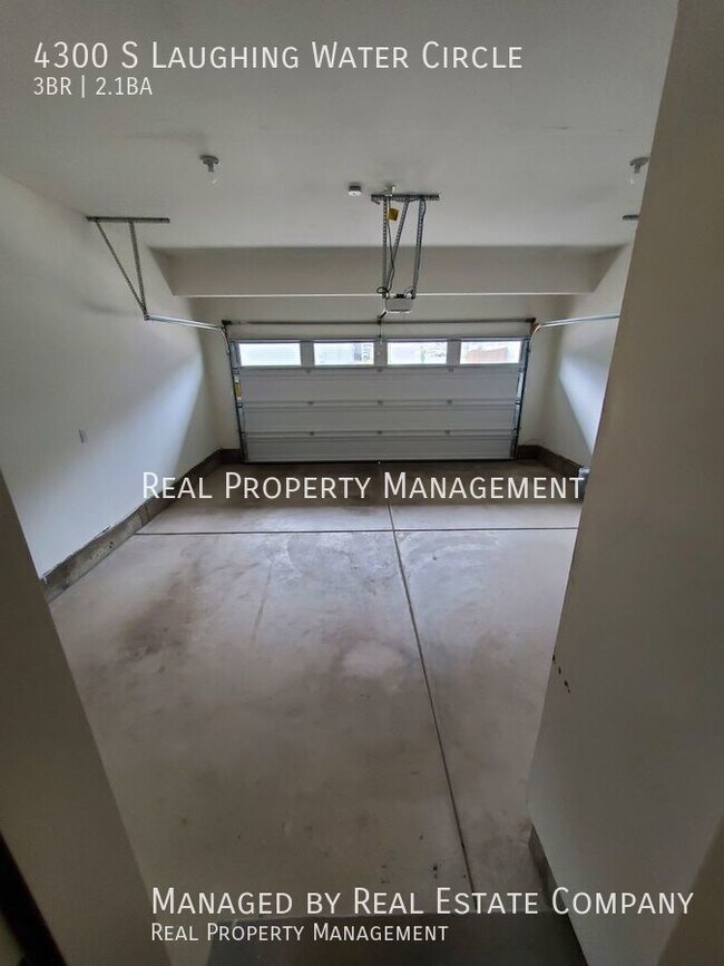 Building Photo - Modern Ridgefield Townhome with Two Car Ga...