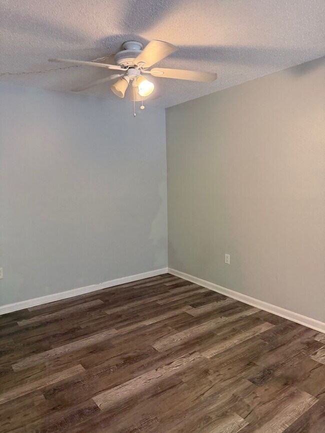 Building Photo - 1372 Pine Ridge Cir E