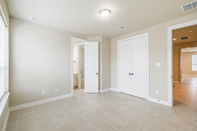 Building Photo - 11005 Cres Light Way