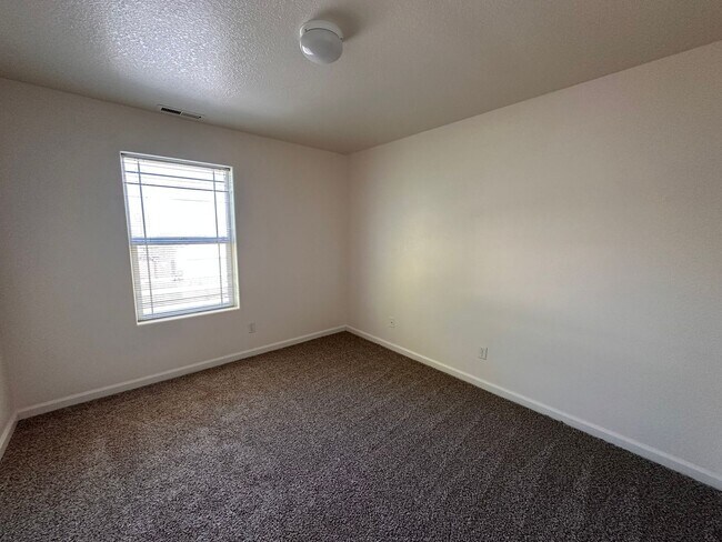 Building Photo - West Eugene 4 Bedroom Treasure