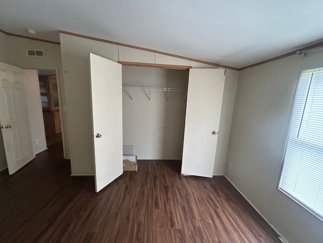 Building Photo - 3 bed 2 bath house