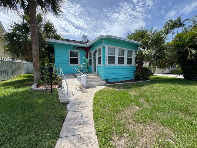 Primary Photo - 305 N Lakeside Dr